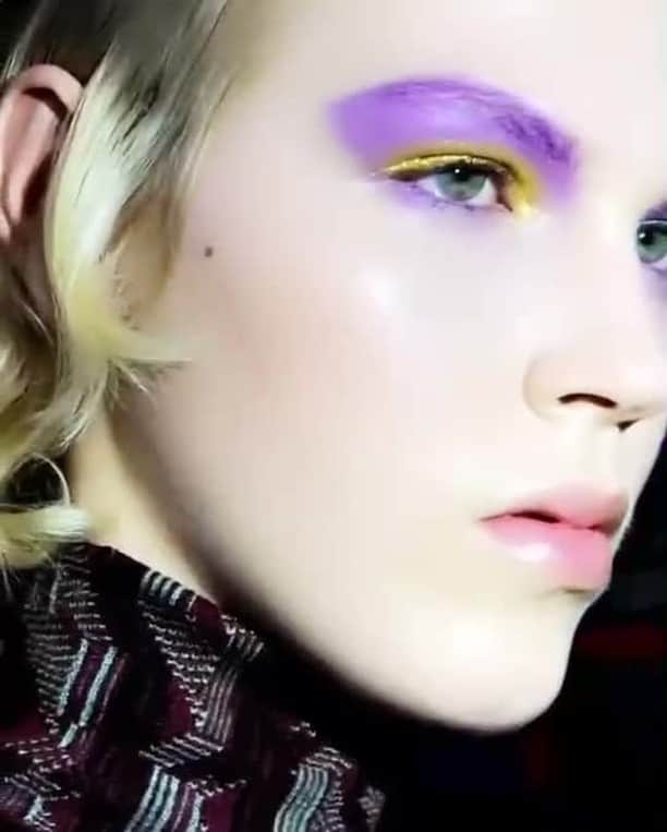 Vogue Beautyのインスタグラム：「For @prada's fall 2021 debut, metallic smoky eyes and modern 'Chelsea girl' haircuts ruled the runway—created by beauty legends @patmcgrathreal and @guidopalau., no less. Tap the link in our bio to hear from the artists on how they created the look. Video by @patmcgrathreal」