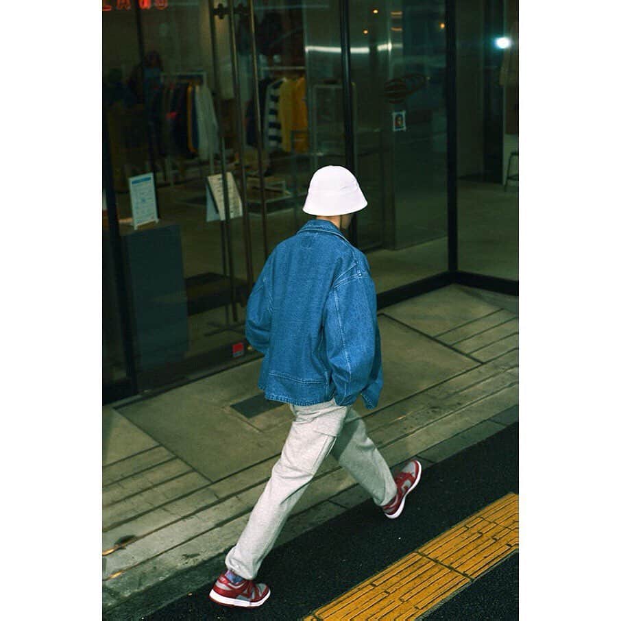 beams_harajuku_officialさんのインスタグラム写真 - (beams_harajuku_officialInstagram)「LOOK 2 KEY ITEMS ITEM DESCRIPSTION by MOTOKI YOSHIKAWA（BEAMS Men’s Casual Director） ・ “BIG”RIDER’S JACKET / BEAMS ¥19,800(in tax) ジャストサイズで着るのが定番のライダースをオーバーサイズで提案することでストリート感をプラス。デニム・かつらぎ素材を使用することで、メゾンブランド的解釈も加えています。 ・ ”BIG”SWEAT SHIRT / BEAMS ¥11,000(in tax) 90sストリートの定番だったビッグシルエットのワイドピッチマルチボーダー。生地感は新品でありながら、カラーリングは古着、それがこのボーダースウェットの特徴です。 ・ STYLING POINT by TEPPEI（STYLIST） 今ある服の多くは、アイテムのモチーフやデザインテイストを年代で切って表現することができます。このスタイリングでは異なる年代のアイテムをクロスオーバーさせていて、デニムのライダースは00s、マルチボーダーのスウェットが90s、スウェットパンツのシルエットやセーラーハットはここ数年のイメージです。年代を問わずにいいと思うものを自由にピックアップすることこそ現代的なスタイルともいえるし、一筋縄ではいかないボリューム感もカジュアルな素材合わせだからこそまとまりが出ます。  @beams_harajuku_official  #how_to_be_big #BEAMS #ビームス #nike #ナイキ #dunk #dunklowretoro #2021ss #春ファッション #メンズコーデ #メンズファッション #ビッグシルエット」2月27日 0時57分 - beams_harajuku