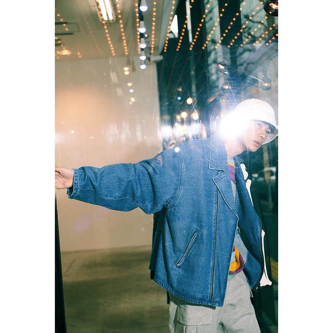 beams_harajuku_officialさんのインスタグラム写真 - (beams_harajuku_officialInstagram)「LOOK 2 KEY ITEMS ITEM DESCRIPSTION by MOTOKI YOSHIKAWA（BEAMS Men’s Casual Director） ・ “BIG”RIDER’S JACKET / BEAMS ¥19,800(in tax) ジャストサイズで着るのが定番のライダースをオーバーサイズで提案することでストリート感をプラス。デニム・かつらぎ素材を使用することで、メゾンブランド的解釈も加えています。 ・ ”BIG”SWEAT SHIRT / BEAMS ¥11,000(in tax) 90sストリートの定番だったビッグシルエットのワイドピッチマルチボーダー。生地感は新品でありながら、カラーリングは古着、それがこのボーダースウェットの特徴です。 ・ STYLING POINT by TEPPEI（STYLIST） 今ある服の多くは、アイテムのモチーフやデザインテイストを年代で切って表現することができます。このスタイリングでは異なる年代のアイテムをクロスオーバーさせていて、デニムのライダースは00s、マルチボーダーのスウェットが90s、スウェットパンツのシルエットやセーラーハットはここ数年のイメージです。年代を問わずにいいと思うものを自由にピックアップすることこそ現代的なスタイルともいえるし、一筋縄ではいかないボリューム感もカジュアルな素材合わせだからこそまとまりが出ます。  @beams_harajuku_official  #how_to_be_big #BEAMS #ビームス #nike #ナイキ #dunk #dunklowretoro #2021ss #春ファッション #メンズコーデ #メンズファッション #ビッグシルエット」2月27日 0時57分 - beams_harajuku