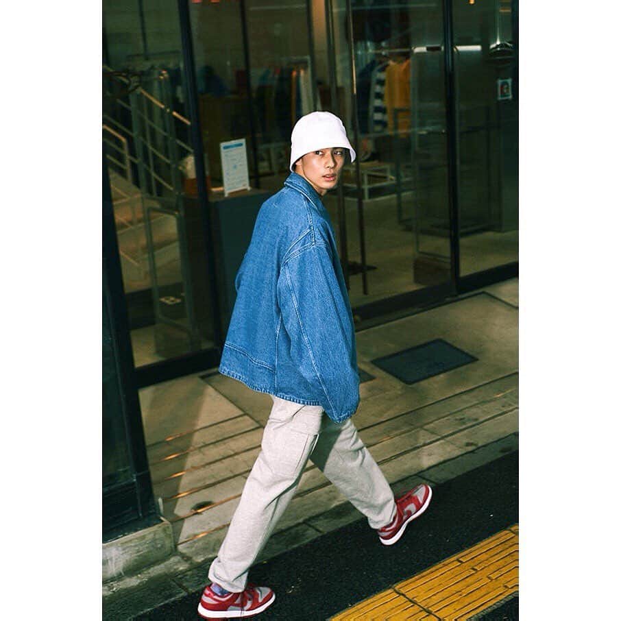 beams_harajuku_officialさんのインスタグラム写真 - (beams_harajuku_officialInstagram)「LOOK 2 KEY ITEMS ITEM DESCRIPSTION by MOTOKI YOSHIKAWA（BEAMS Men’s Casual Director） ・ “BIG”RIDER’S JACKET / BEAMS ¥19,800(in tax) ジャストサイズで着るのが定番のライダースをオーバーサイズで提案することでストリート感をプラス。デニム・かつらぎ素材を使用することで、メゾンブランド的解釈も加えています。 ・ ”BIG”SWEAT SHIRT / BEAMS ¥11,000(in tax) 90sストリートの定番だったビッグシルエットのワイドピッチマルチボーダー。生地感は新品でありながら、カラーリングは古着、それがこのボーダースウェットの特徴です。 ・ STYLING POINT by TEPPEI（STYLIST） 今ある服の多くは、アイテムのモチーフやデザインテイストを年代で切って表現することができます。このスタイリングでは異なる年代のアイテムをクロスオーバーさせていて、デニムのライダースは00s、マルチボーダーのスウェットが90s、スウェットパンツのシルエットやセーラーハットはここ数年のイメージです。年代を問わずにいいと思うものを自由にピックアップすることこそ現代的なスタイルともいえるし、一筋縄ではいかないボリューム感もカジュアルな素材合わせだからこそまとまりが出ます。  @beams_harajuku_official  #how_to_be_big #BEAMS #ビームス #nike #ナイキ #dunk #dunklowretoro #2021ss #春ファッション #メンズコーデ #メンズファッション #ビッグシルエット」2月27日 0時57分 - beams_harajuku