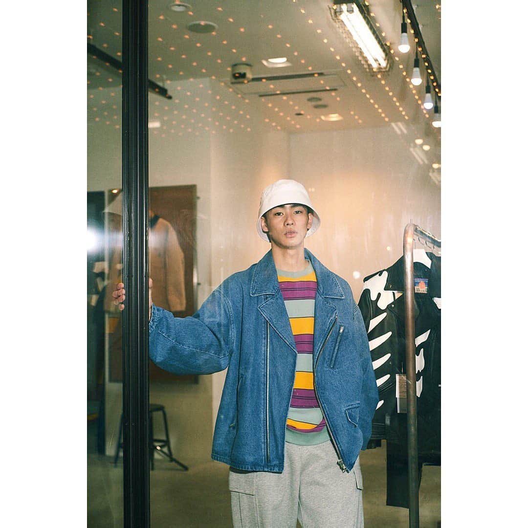beams_harajuku_officialさんのインスタグラム写真 - (beams_harajuku_officialInstagram)「LOOK 2 KEY ITEMS ITEM DESCRIPSTION by MOTOKI YOSHIKAWA（BEAMS Men’s Casual Director） ・ “BIG”RIDER’S JACKET / BEAMS ¥19,800(in tax) ジャストサイズで着るのが定番のライダースをオーバーサイズで提案することでストリート感をプラス。デニム・かつらぎ素材を使用することで、メゾンブランド的解釈も加えています。 ・ ”BIG”SWEAT SHIRT / BEAMS ¥11,000(in tax) 90sストリートの定番だったビッグシルエットのワイドピッチマルチボーダー。生地感は新品でありながら、カラーリングは古着、それがこのボーダースウェットの特徴です。 ・ STYLING POINT by TEPPEI（STYLIST） 今ある服の多くは、アイテムのモチーフやデザインテイストを年代で切って表現することができます。このスタイリングでは異なる年代のアイテムをクロスオーバーさせていて、デニムのライダースは00s、マルチボーダーのスウェットが90s、スウェットパンツのシルエットやセーラーハットはここ数年のイメージです。年代を問わずにいいと思うものを自由にピックアップすることこそ現代的なスタイルともいえるし、一筋縄ではいかないボリューム感もカジュアルな素材合わせだからこそまとまりが出ます。  @beams_harajuku_official  #how_to_be_big #BEAMS #ビームス #nike #ナイキ #dunk #dunklowretoro #2021ss #春ファッション #メンズコーデ #メンズファッション #ビッグシルエット」2月27日 0時57分 - beams_harajuku