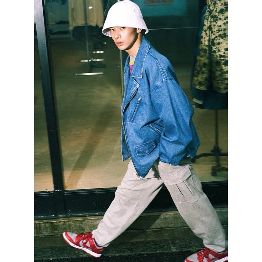 beams_harajuku_officialさんのインスタグラム写真 - (beams_harajuku_officialInstagram)「LOOK 2 KEY ITEMS ITEM DESCRIPSTION by MOTOKI YOSHIKAWA（BEAMS Men’s Casual Director） ・ “BIG”RIDER’S JACKET / BEAMS ¥19,800(in tax) ジャストサイズで着るのが定番のライダースをオーバーサイズで提案することでストリート感をプラス。デニム・かつらぎ素材を使用することで、メゾンブランド的解釈も加えています。 ・ ”BIG”SWEAT SHIRT / BEAMS ¥11,000(in tax) 90sストリートの定番だったビッグシルエットのワイドピッチマルチボーダー。生地感は新品でありながら、カラーリングは古着、それがこのボーダースウェットの特徴です。 ・ STYLING POINT by TEPPEI（STYLIST） 今ある服の多くは、アイテムのモチーフやデザインテイストを年代で切って表現することができます。このスタイリングでは異なる年代のアイテムをクロスオーバーさせていて、デニムのライダースは00s、マルチボーダーのスウェットが90s、スウェットパンツのシルエットやセーラーハットはここ数年のイメージです。年代を問わずにいいと思うものを自由にピックアップすることこそ現代的なスタイルともいえるし、一筋縄ではいかないボリューム感もカジュアルな素材合わせだからこそまとまりが出ます。  @beams_harajuku_official  #how_to_be_big #BEAMS #ビームス #nike #ナイキ #dunk #dunklowretoro #2021ss #春ファッション #メンズコーデ #メンズファッション #ビッグシルエット」2月27日 0時57分 - beams_harajuku