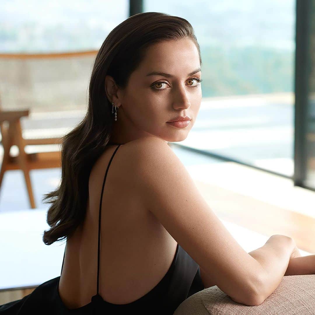 アナ・デ・アルマスのインスタグラム：「What beauty dreams are made of ✨💄💋 Proud to share that I am the newest @esteelauder Global Brand Ambassador! 💫 #EsteeGlobalAmbassador」