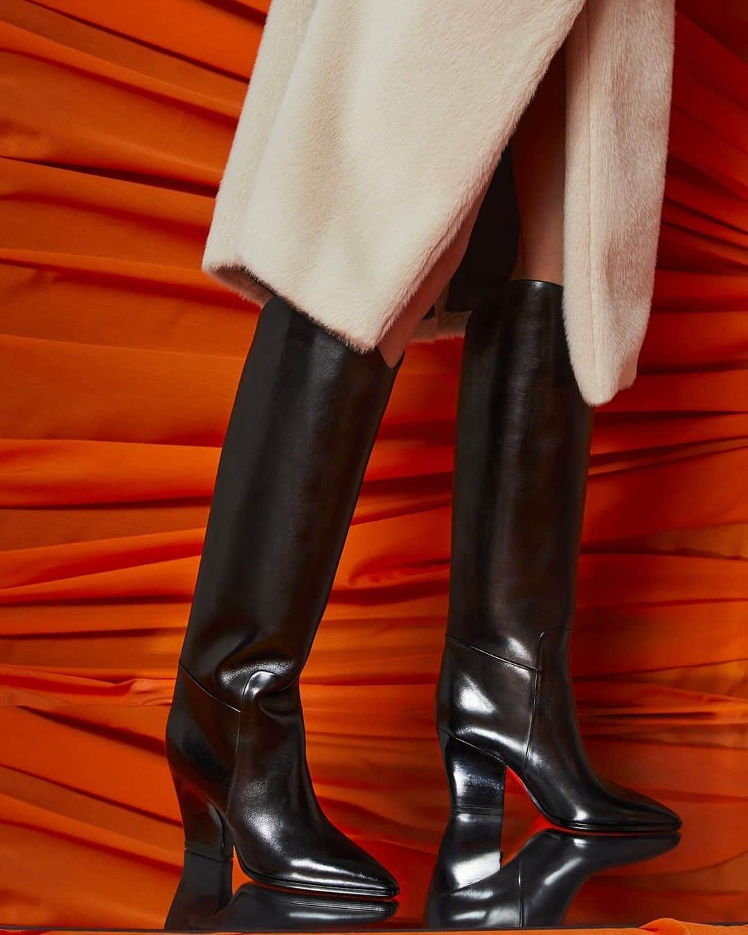 サントーニのインスタグラム：「In a time suspended between tradition and future, contrasts become harmonies.  Santoni introduces new designs for the women’s dailywear: minimal and sleek silhouettes, reinterpreted with chic and feminine attitude.  #Santoni #SantoniFW21 #SantoniPrimomovimento #milandigitalfashionweek #mfw」