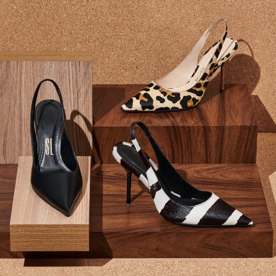 Santa Lollaのインスタグラム：「Este scarpin de bico fino é um shape best seller que foi atualizado com as novas padronagens do inverno, como a maxi zebra e a onça. O modelo também é a opção certeira para elevar os seus looks mais básicos, dando aquele toque de sofisticação quando a gente mais precisa. [ Preto R$199,90 • Animal Print R$229,90 ] #santalollainv21 #animalprint #slingback #fashiontextures」