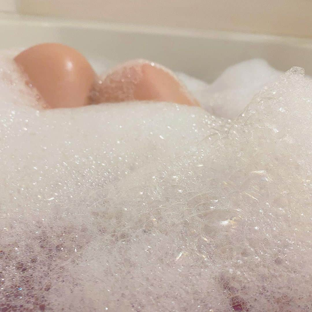 花咲希音さんのインスタグラム写真 - (花咲希音Instagram)「泡風呂🛁*。  #泡風呂 #お風呂 #リラックス #入浴剤 #lush #フレンチキス #ラベンダー #脚 #脚フェチ #girl #ちょっと #えっち #アイドル #idol #グラビア  #女優  #グラドル  #写真 #写真好きな人と繋がりたい  #グラビア好きと繋がりたい #アイドル好きと繋がりたい #photooftheday #photography #actress #花咲希音 #グラドル自画撮り部」2月27日 1時01分 - __n__o__n