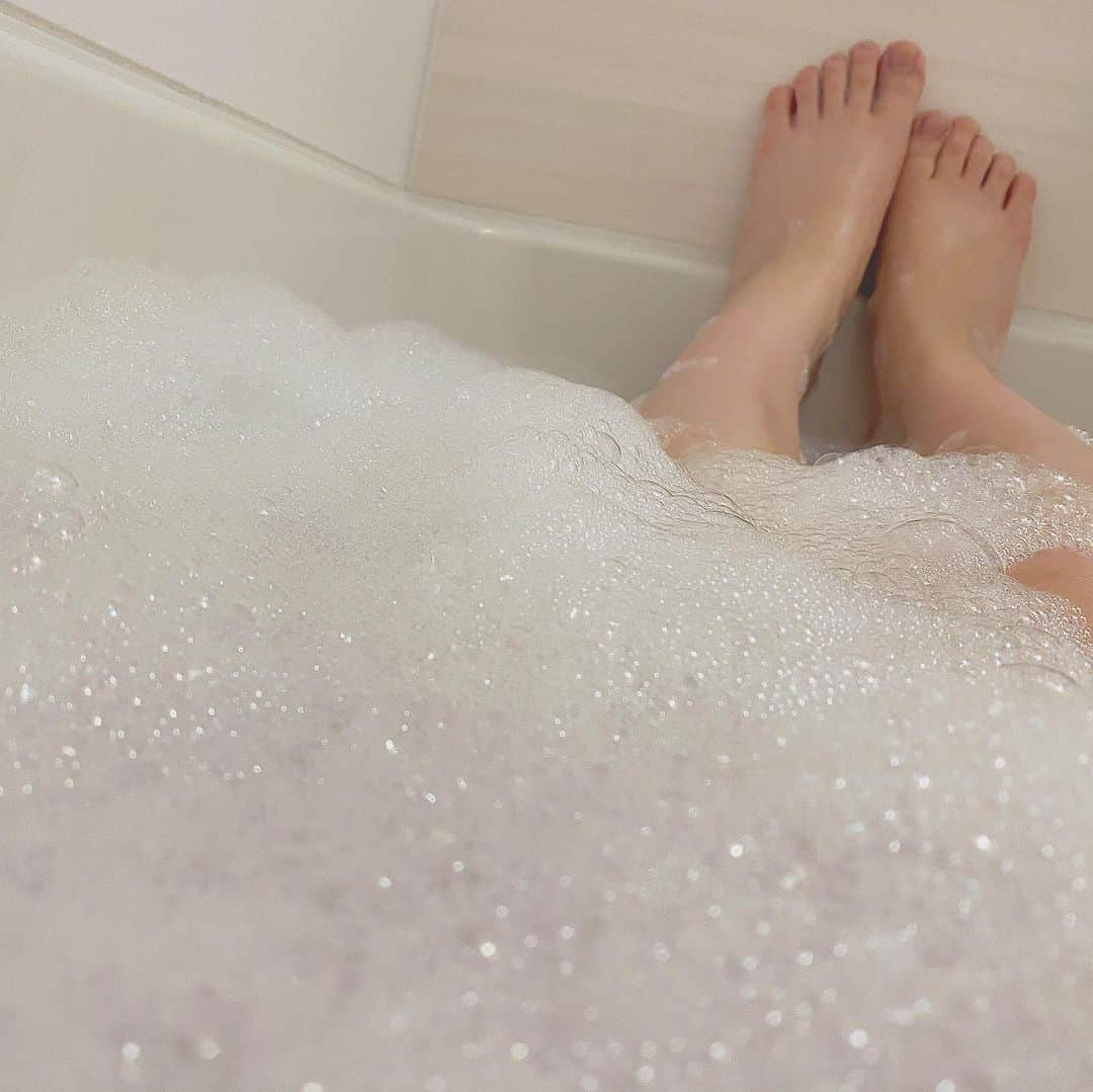 花咲希音さんのインスタグラム写真 - (花咲希音Instagram)「泡風呂🛁*。  #泡風呂 #お風呂 #リラックス #入浴剤 #lush #フレンチキス #ラベンダー #脚 #脚フェチ #girl #ちょっと #えっち #アイドル #idol #グラビア  #女優  #グラドル  #写真 #写真好きな人と繋がりたい  #グラビア好きと繋がりたい #アイドル好きと繋がりたい #photooftheday #photography #actress #花咲希音 #グラドル自画撮り部」2月27日 1時01分 - __n__o__n