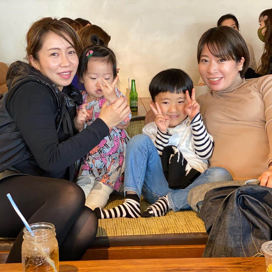 ストラッサー起一さんのインスタグラム写真 - (ストラッサー起一Instagram)「この前ユミちゃん家族と美味しいハンバーガー食べてきたんですが美味し過ぎて感動モノやった‼️ ユミちゃん、もう来月には赤ちゃん産まれるみたい👶🏻元気な赤ちゃんと会えるの楽しみしてま〜す✨ そして出産頑張ってね💪💪💪 またハンバーガー皆で行きましょう🍔」2月27日 1時02分 - kiichi_kunimoto