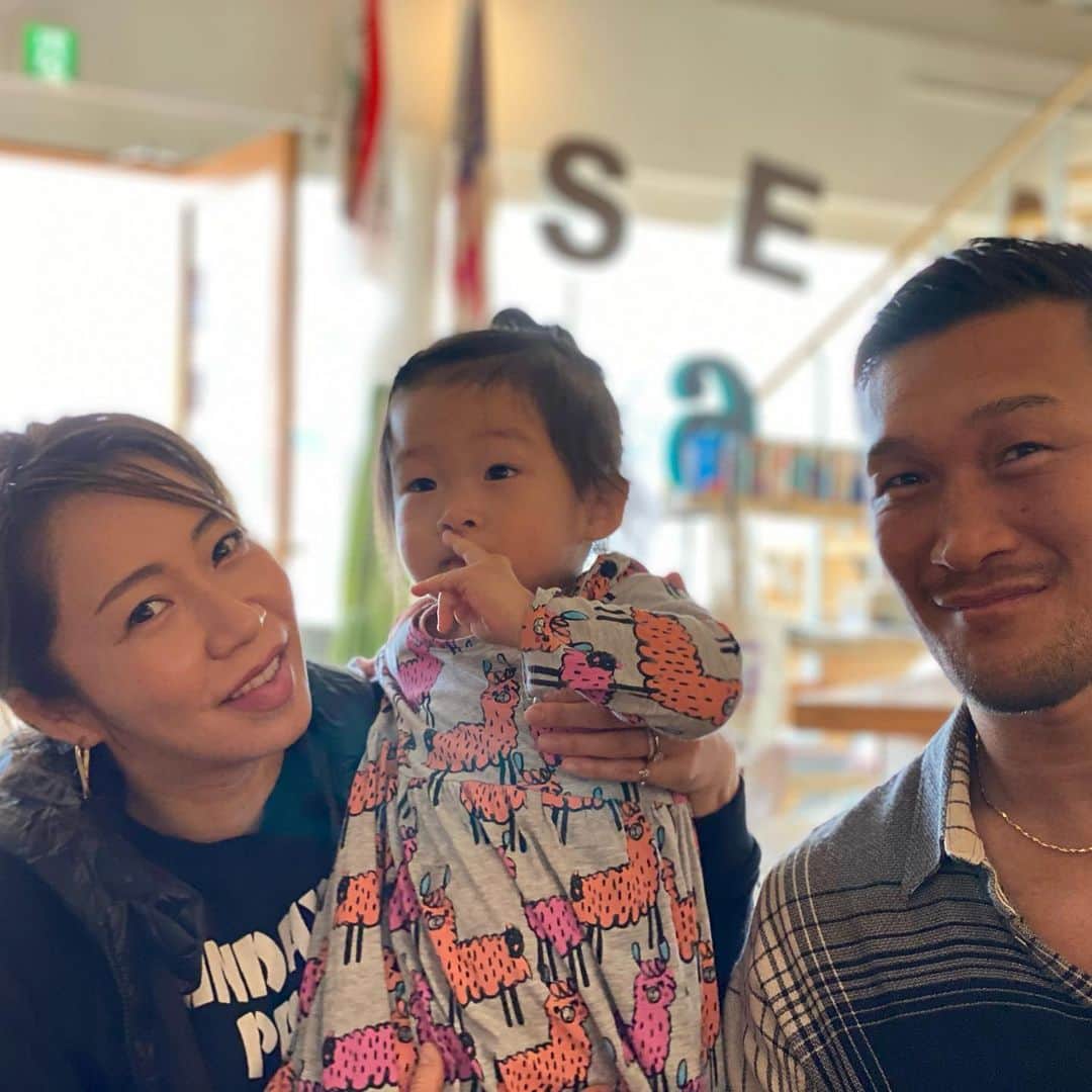 ストラッサー起一のインスタグラム：「この前ユミちゃん家族と美味しいハンバーガー食べてきたんですが美味し過ぎて感動モノやった‼️ ユミちゃん、もう来月には赤ちゃん産まれるみたい👶🏻元気な赤ちゃんと会えるの楽しみしてま〜す✨ そして出産頑張ってね💪💪💪 またハンバーガー皆で行きましょう🍔」
