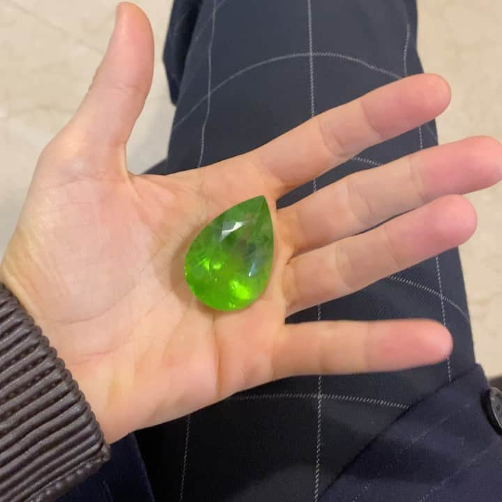 デルフィナデレトレズのインスタグラム：「What should I do with this 88ct peridot ?  Necklace or bracelet ?  #delfinadelettrez」