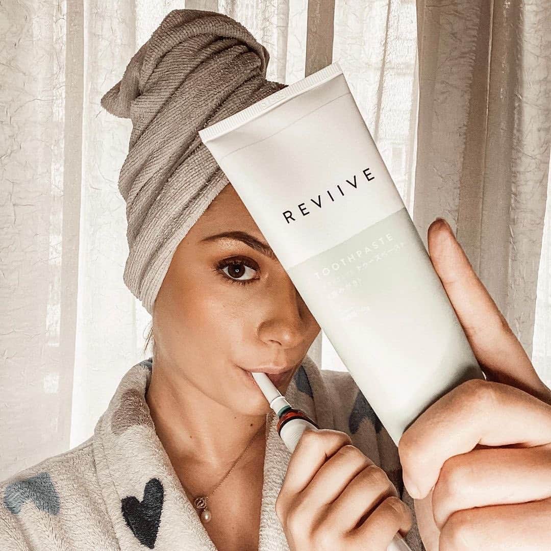 のインスタグラム：「🪥 Smiles for days — #Reviive personal care products cleanse away impurities without introducing new ones. Our safe and effective formulas contain natural cleansing and conditioning extracts straight from Mother Nature. 🌱  📸 @carla_hgiulia  🇮🇹 🪥 Sorrisi che durano giorni interi. I prodotti #Reviive per la cura del corpo lavano via le impurità senza introdurne di nuove. Le nostre formule sicure ed efficaci contengono detergenti naturali provenienti direttamente da Madre Natura. 🌱  🇫🇷 🪥 Souriez pendant des jours : Les produits de soins personnels #Reviive éliminent les impuretés sans en introduire de nouvelles. Nos formules sûres et efficaces contiennent des extraits nettoyants et revitalisants provenant directement de Mère Nature. 🌱」