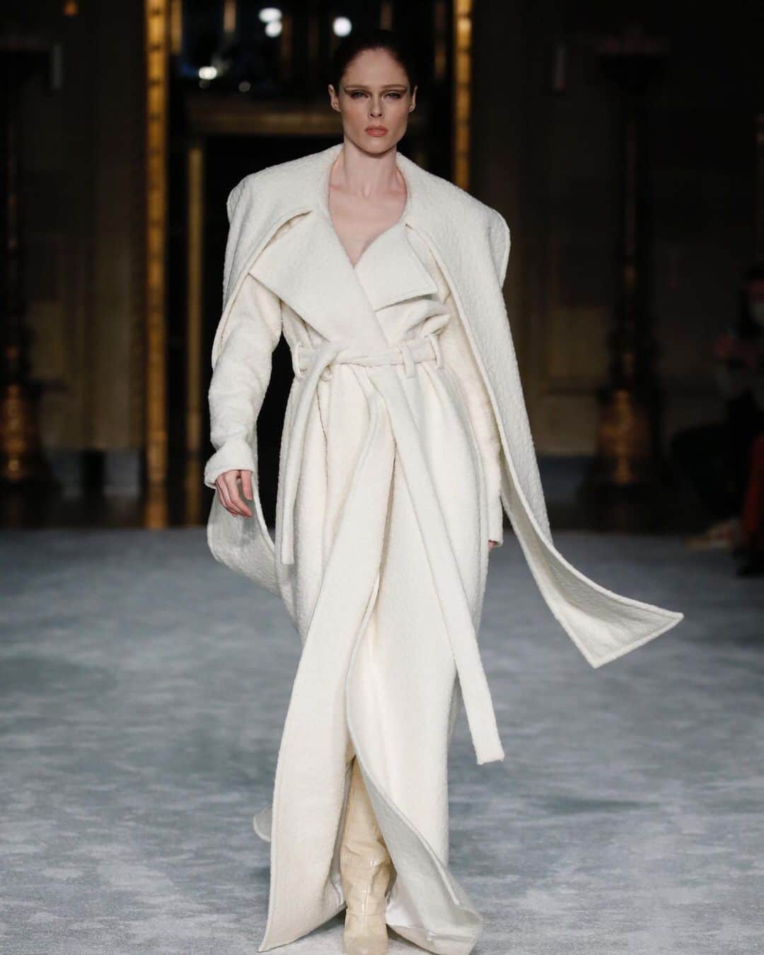 Fashion Weekのインスタグラム：「Meet me in the mountains! Brimming with cozy-chic coats and glimmering dresses, @csiriano created his Fall 2021 collection with a mountaintop dreamworld of hidden parties and cocktails hours in mind. 📸 by Dan Lecca」