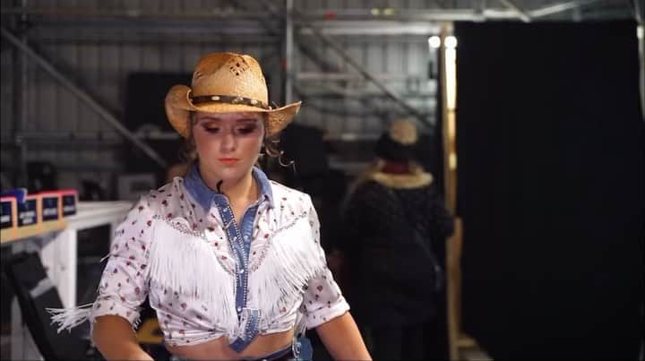 エイミー・ティンクラーのインスタグラム：「I miss being a cowgirl 🤠  🎥: @lewisspearing  #dancingonice #DOI」