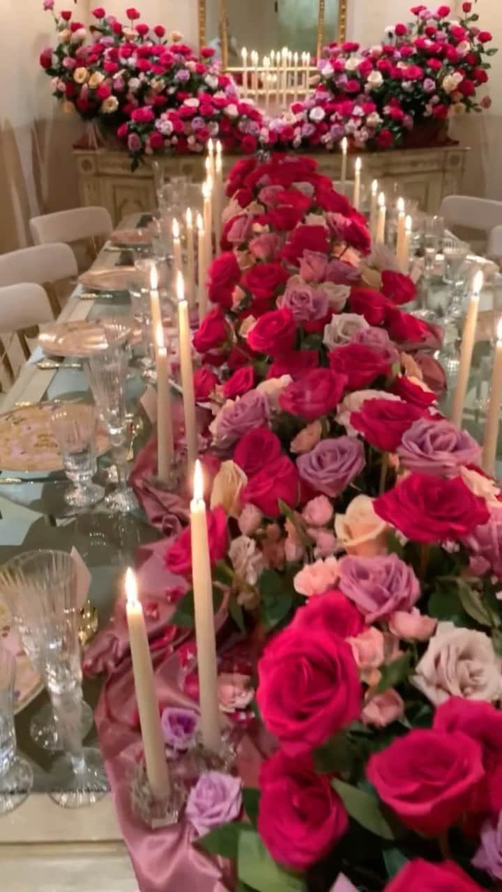 リリー・ガリーチのインスタグラム：「Versace. Baccarat. Roses. These are a few of my favorite things ❤️ I took a break from social but this was my valentine’s dinner brought to life by @nebellafloral  🤷🏻‍♀️ Want to see what else I’ve been doing and where I’ve been going ✈️ the last month?!」
