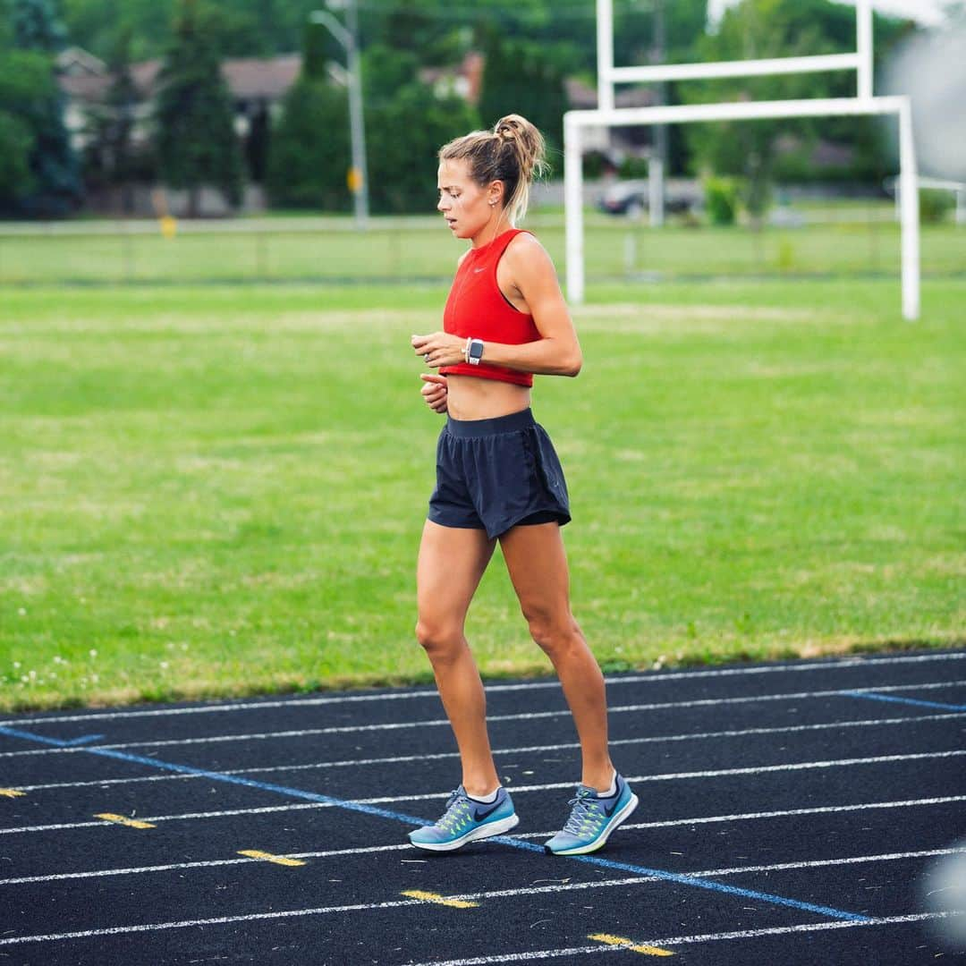 メリッサ・ビショップのインスタグラム：「*visualize* ⬇️  ⠀⠀⠀⠀⠀⠀⠀⠀⠀⠀⠀⠀ So much heat that you’re sweating before warmup, sports bras from start to finish, the need for sunscreen all over, 5 bottles to stay hydrated and cool  ⠀⠀⠀⠀⠀⠀⠀⠀⠀⠀⠀⠀ How much longer until summer? 😆  ⠀⠀⠀⠀⠀⠀⠀⠀⠀⠀⠀⠀ 📸 @milossavicvisuals」