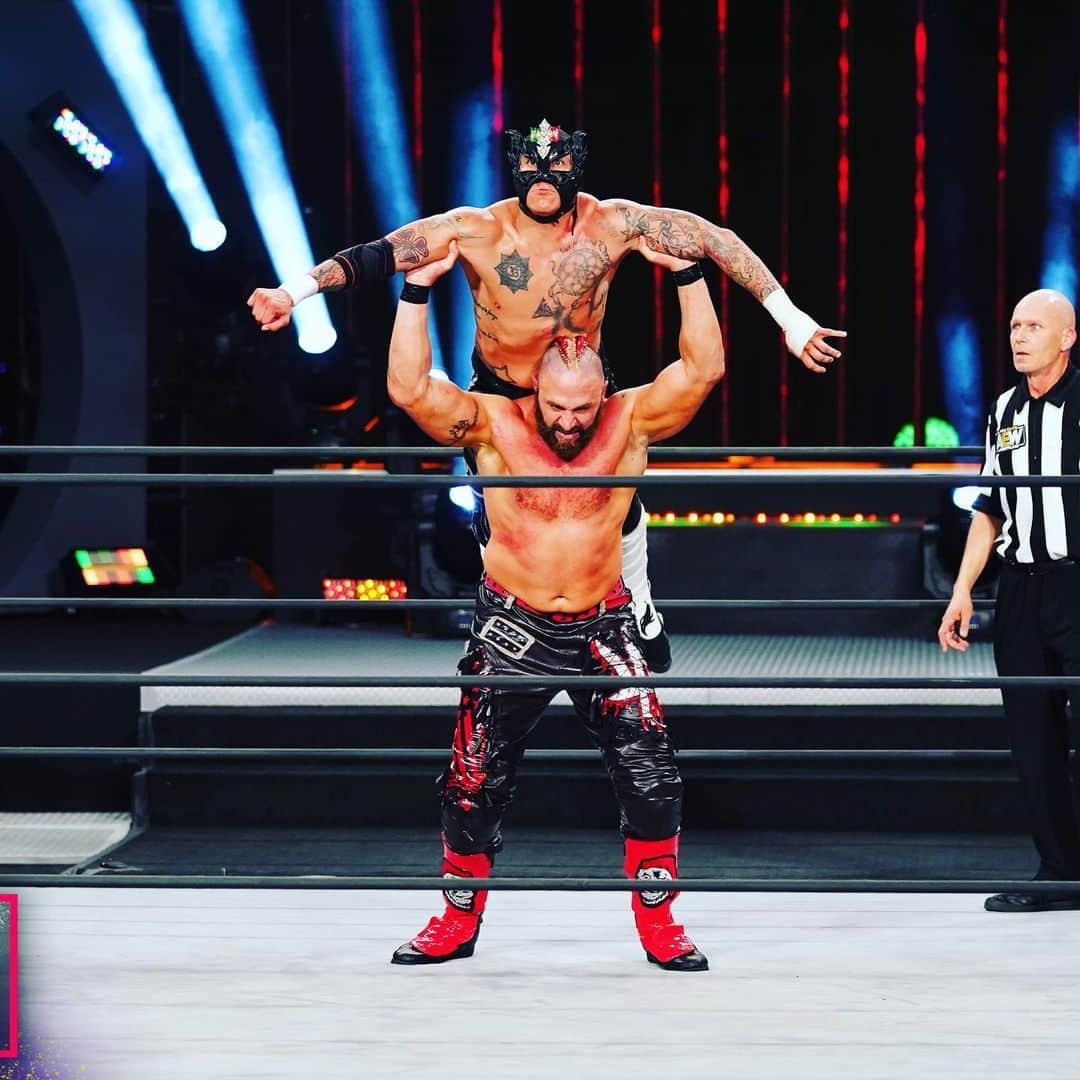 のインスタグラム：「When it’s time to go NIGHT NIGHT!  I hit that BLACKOUT and it’s 1,2,3! #aew #aewsynamite #lancearcher #murderhawkmonster #reyfenix」