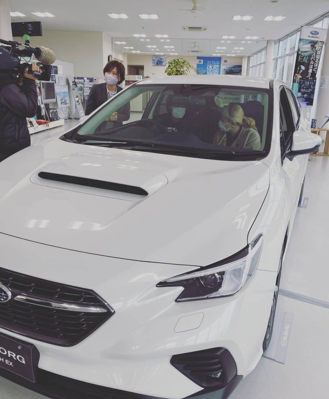 丸山桂里奈さんのインスタグラム写真 - (丸山桂里奈Instagram)「私の愛車はスバルです。今はフォレスターに乗っています🚗本当に素晴らしい車で、アイサイトにも助けられ今の私があるくらい、私は毎日運転するので車が友達です🚗‼️ 私と本並さんの共通のすきなもの。車ですね🚗 newレヴォーグ以前イベントで試乗さましたが、本当になにからなにまで安心安全に加えてシートや、オプション、ナビの液晶画面、全て完璧でかっこいい作りです。 次回乗り換える時はレヴォーグが良いなぁ〜かっこいい車に女性が乗る時代ですね🚗❣️‼️そして一番は毎日テンション上がりながら、お仕事にいけること。 色々な車を見ながら、車と仲良くなれる私でいたいです。  #スバル #スバリスタ #フォレスター #私の愛車 #これからも #色々な車に乗りたい #また明日も笑顔で #元気が一番 #健康一番 #パワフルに #そんなイメージが大事 #私はそんなイメージでいたい #いい意味で #インスタバエ」2月27日 1時15分 - karinamaruyama