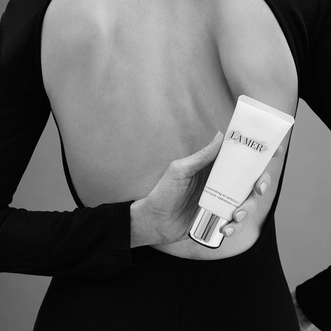 ドゥラメールのインスタグラム：「Front to back, top to toe, The Replenishing Oil Exfoliator detoxifies and replenishes skin, refining the look of dullness and fine dry lines wherever they may appear. Happy buffing.」