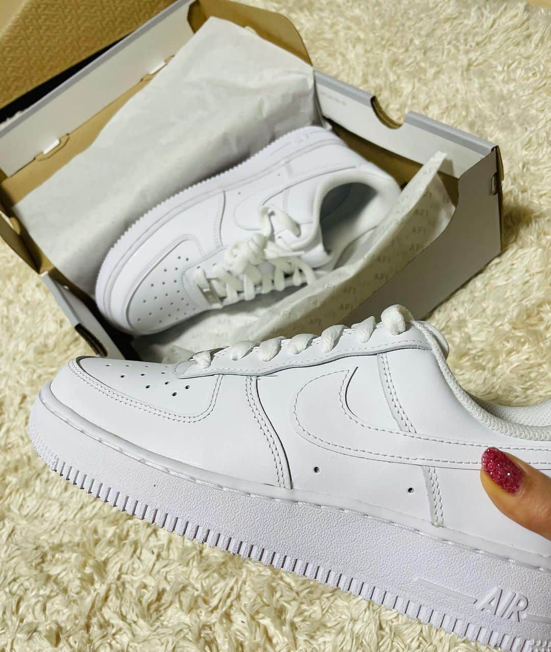 渡邊真由のインスタグラム：「😍🤍🤍🤍 #nike #airforce1」