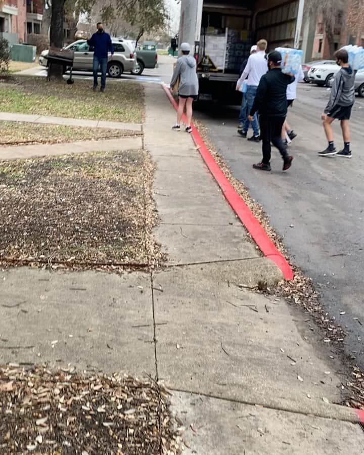 ビル・ゴールドバーグのインスタグラム：「Working with @salvationarmysatx handing out food and water to those in need! Teaching Gage and his teammates from @official.championhs valuable life lessons! 🙏🏻 #spear#jackhammer #whosnext @wwe @dodgeofficial」