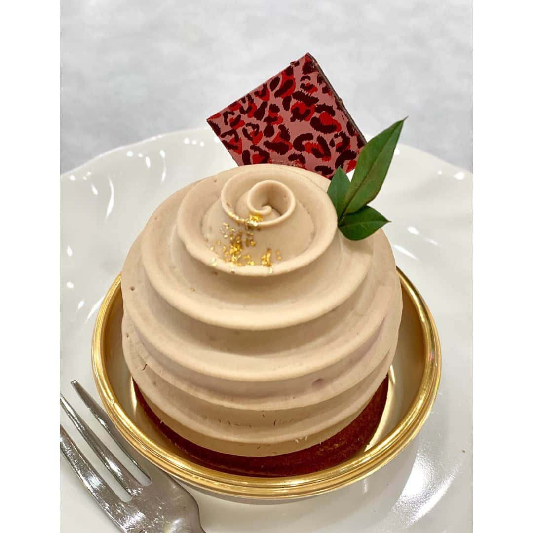 牛窪万里子さんのインスタグラム写真 - (牛窪万里子Instagram)「先日出会った薔薇のようなケーキ♡  昭和32年創業の老舗洋菓子店のカワムラさんのチョコレートムースです  中は弾力のあるスポンジでどこか懐かしい味  #スイーツ #ケーキ #カワムラ洋菓子店  #スイーツ好きな人と繋がりたい @kawamuragat」2月27日 1時30分 - mariko_ushikubo