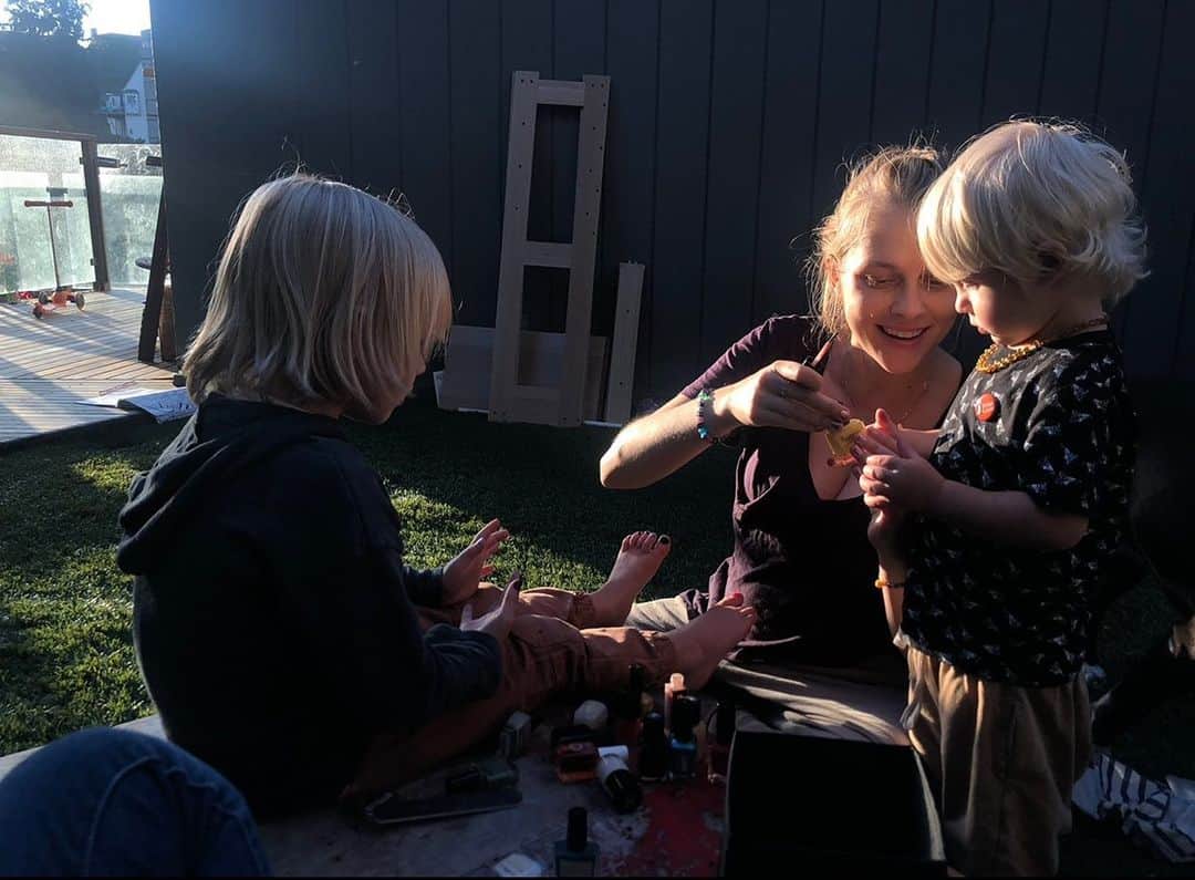 フィービー・トンキンのインスタグラム：「HAPPY BIRTHDAY TO THE BEST FRIEND MAMA MANICURIST in the 🌎 @teresapalmer I love you so」