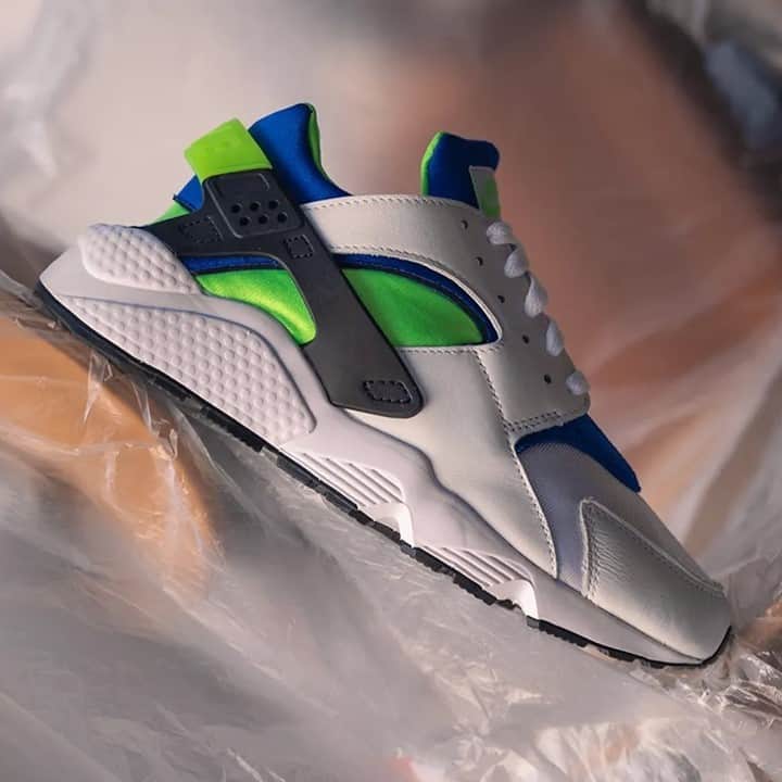 Sneaker Newsさんのインスタグラム写真 - (Sneaker NewsInstagram)「First look at the Nike Air Huarache OG "Scream Green"! These are confirmed to release on March 12th in Europe. Hit the link in our bio for a closer look at the 2021 retro.」2月27日 1時31分 - sneakernews