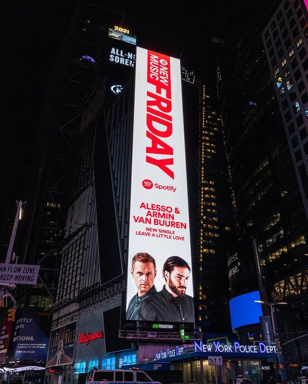 Armin Van Buurenさんのインスタグラム写真 - (Armin Van BuurenInstagram)「This is amazing 🙌 Thanks @spotify for the massive support for ‘Leave A Little Love’ w/ @alesso! #newmusicfriday #leavealittlelove  1 & 2: 🇺🇸 Times Square, NYC 3: 🇨🇦 Yonge-Dundas Square, Toronto」2月27日 1時27分 - arminvanbuuren
