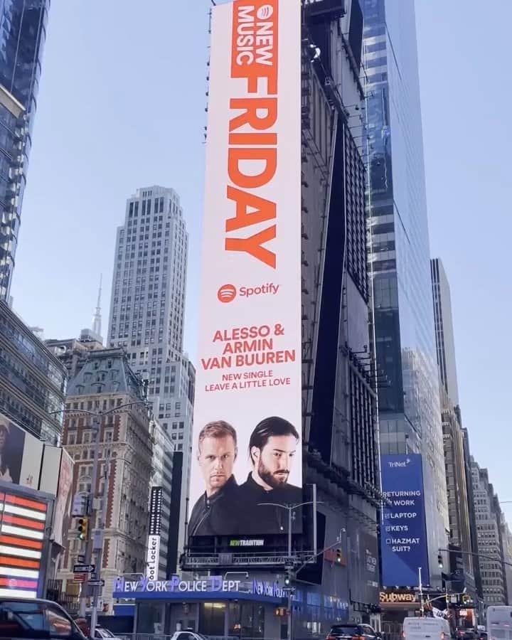 Armin Van Buurenのインスタグラム：「This is amazing 🙌 Thanks @spotify for the massive support for ‘Leave A Little Love’ w/ @alesso! #newmusicfriday #leavealittlelove  1 & 2: 🇺🇸 Times Square, NYC 3: 🇨🇦 Yonge-Dundas Square, Toronto」
