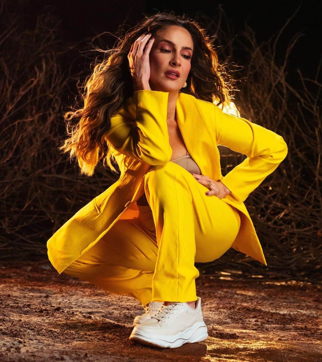 のインスタグラム：「O clipe de "Agradece" tá no ar, cheio de luz, boas energias e @natirutsoficial! Assista agora 🌻 link na bio!」