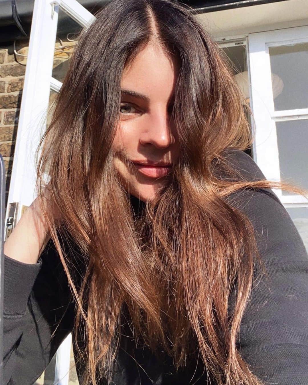 ジュリア・レストイン・ロイトフェルドのインスタグラム：「Here comes the sun ☀️🇬🇧 Happy Weekend everyone!」