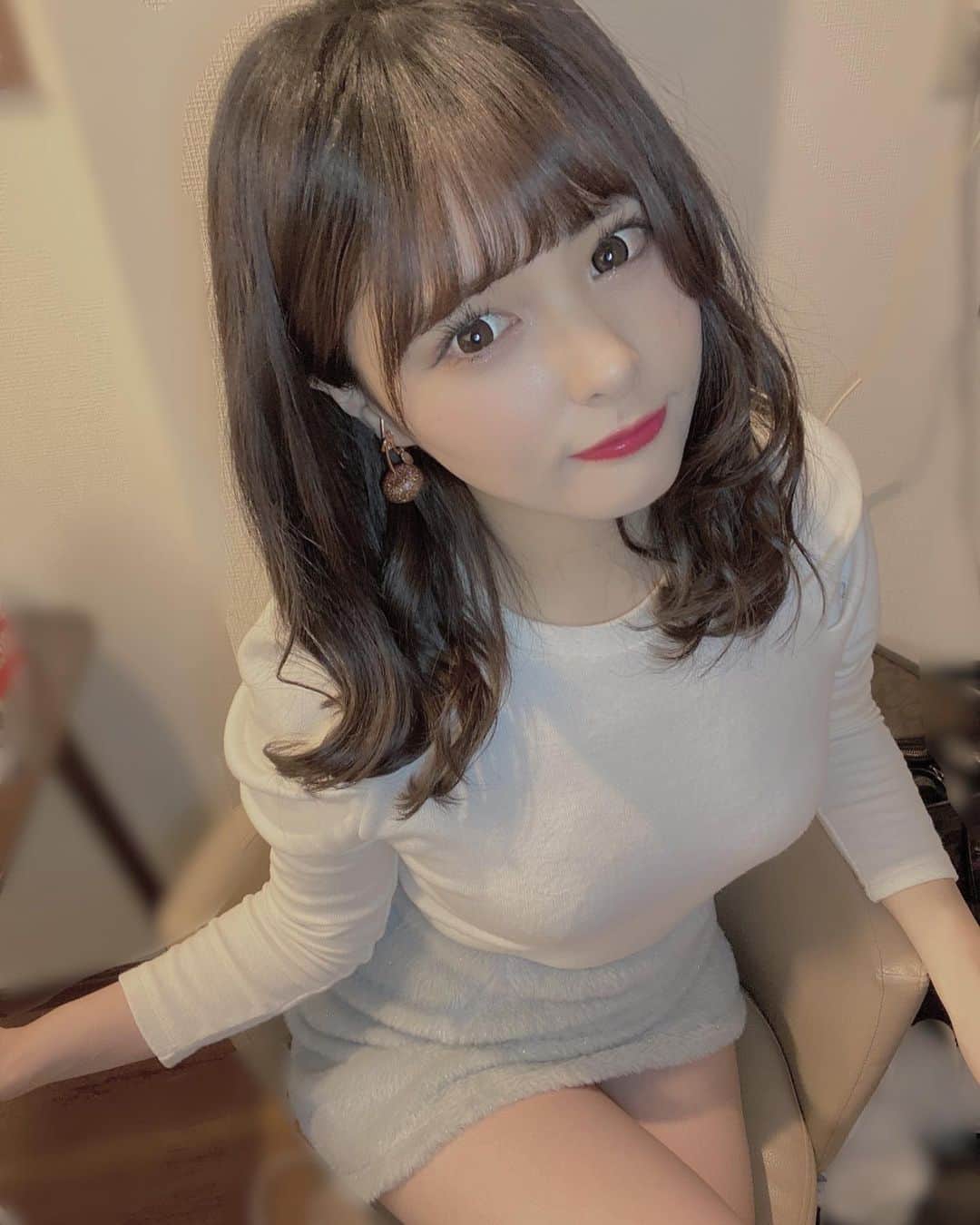西野瑠奈のインスタグラム：「髪切ったの気づいた？  いくみんしか勝たん！ @ikumiabeeeee   ↑いつもここの美容院だよん🙆‍♀️✨💗  この長さの巻き髪大好きなんだよねー！ どかなっ？！  #japan#JAPANARIZM#idol#tokyo#followｍe#東京#ヘアアレンジ#巻き髪#黒髪#アイドル#ジャパナリズム#西野瑠奈」