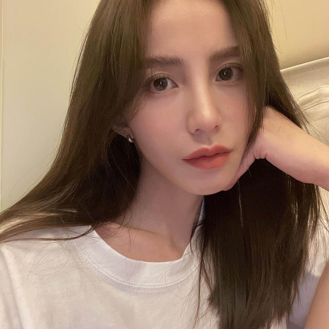 チャン・チュンニンのインスタグラム：「這個連假準備出去玩 為了想省化妝時間  #紫星星眉毛雕塑 是必要的 每次化妝我都卡在眉毛這關超久  好險有阿紫  如果也是跟我一樣懶惰想節省化妝時間擁有 #野生眉 麻煩請找 @starlip  老實說 直接預約是最快的 Line: adj_house  對了！#TOMFORD  這次唇萃顏色好美🌹 色號是  #QUIVER」