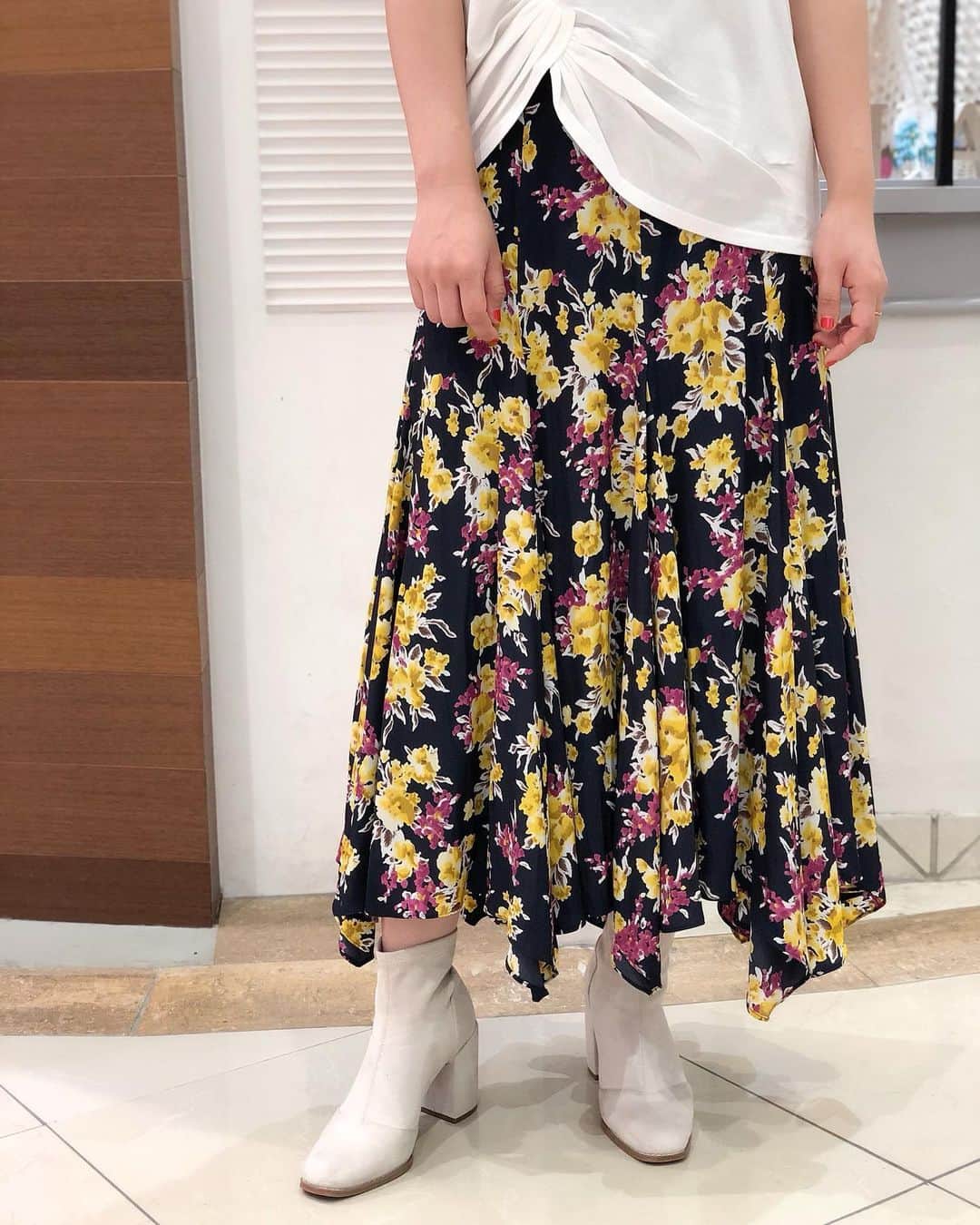 新谷美奈のインスタグラム：「Nina mew Spring Collection🌷﻿ ﻿ 春風を孕んでふわりと揺れる﻿ エスカルゴシルエット🌸﻿ 腰回りが程よくタイトなところが今どき🥰﻿ ﻿ Nina mew﻿ T-shirt ¥9,000+tax﻿ skirt ¥42,000+tax﻿ ﻿ @ninamew_official#Ninamew#ニーナミュウ#セレクトショップ#selectshop」
