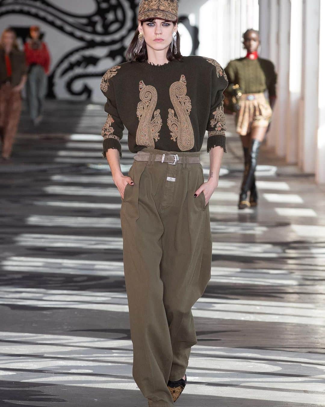 アンナ・デッロ・ルッソのインスタグラム：「@etro  #fw21 ✨✨ @carlomengucci」