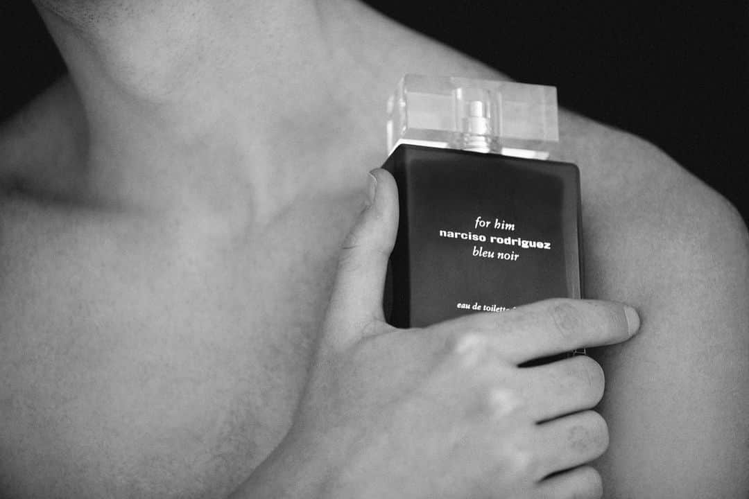 ナルシソロドリゲスのインスタグラム：「for him bleu noir extrême: fierce confidence.  Photography by @VivaneSassenStudio featuring @RobertoSipos.  #forhim #bleunoirextreme #narcisorodriguezparfums #parfum #fragrance」