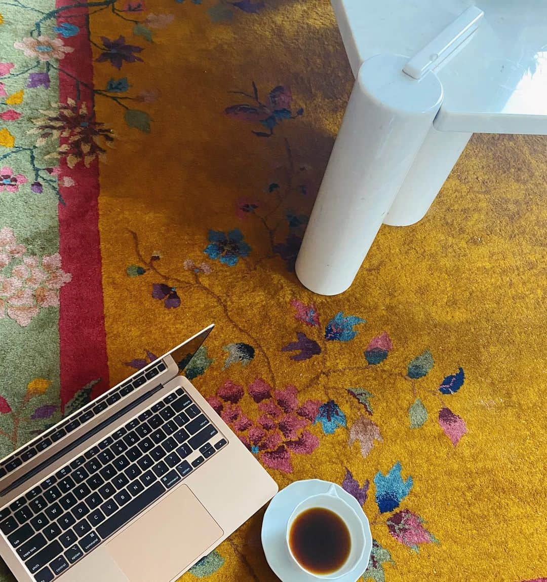 ジャクリーン・ヤブロンスキーのインスタグラム：「A marriage story with me & my coffee. No milk thnx.」