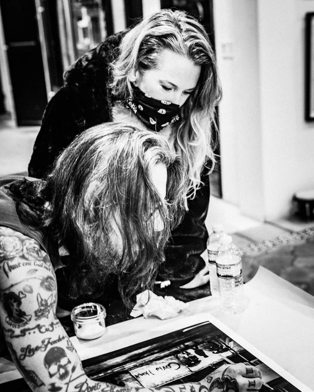 デイヴ・ナヴァロのインスタグラム：「Me and my @dueldiagnosis partner, @unfukyourself at work with photographer @troxphotos on one of his amazing images with @riskrock」