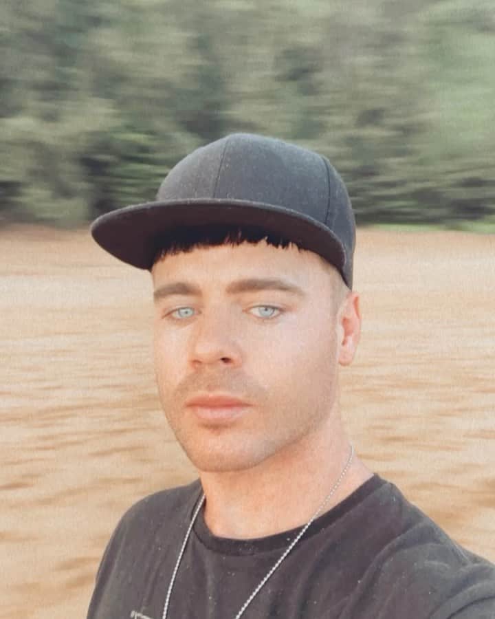 レオン・エルスのインスタグラム：「Take me back to the island 🏝」