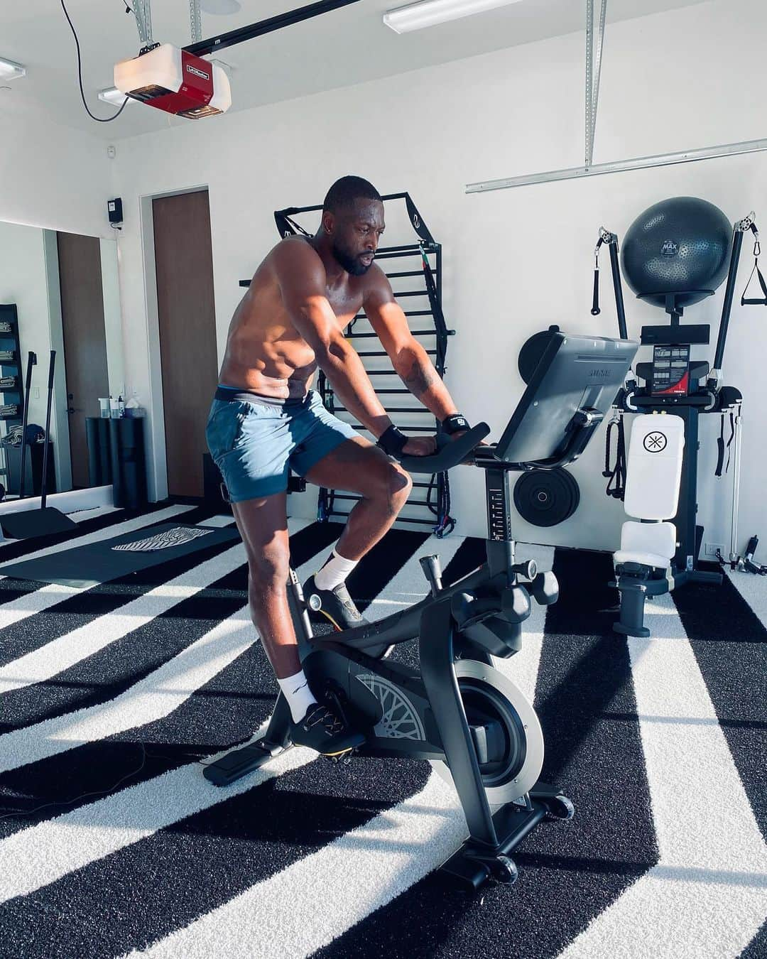 ドウェイン・ウェイドさんのインスタグラム写真 - (ドウェイン・ウェイドInstagram)「Happy Friday!!! @eqxplus @soulcycle at-home bike for win today 💪🏾 ⛽️🚴‍♂️」2月27日 1時42分 - dwyanewade