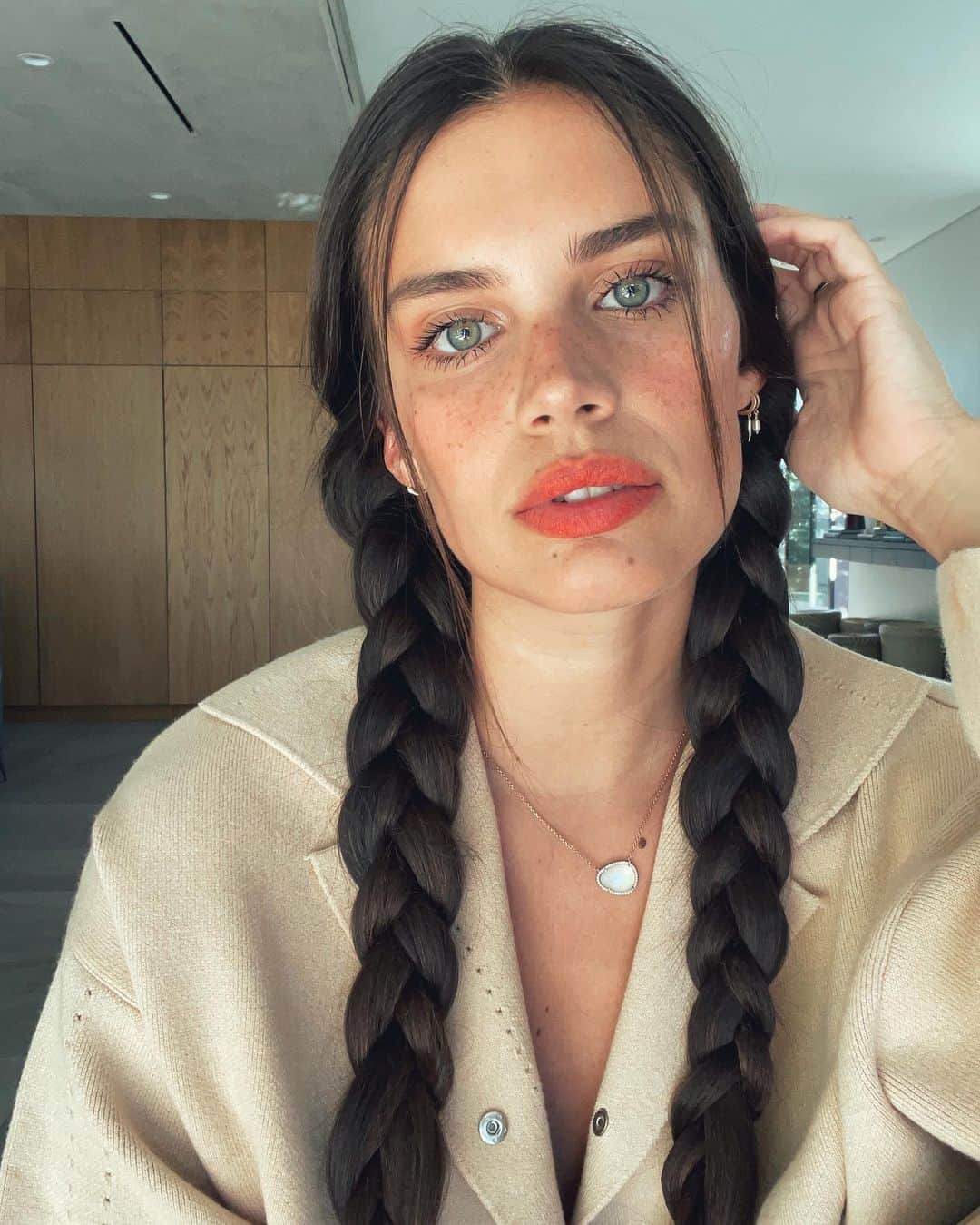 のインスタグラム：「Painted some freckles 🙈」