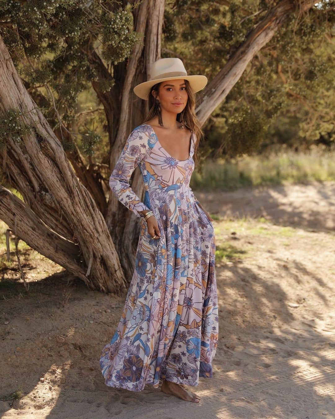 ジュリー・サリニャーナのインスタグラム：「Finally threw on a pretty dress after wearing non-stop sweats! @freepeople 💕 #freepeoplepartner」