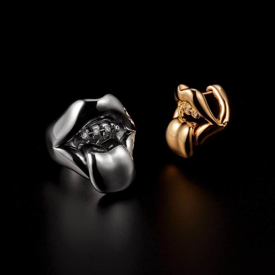 のインスタグラム：「“FUNPLEX” Ring & Pierce  ⠀  ダイヤモンドを留めた⻭列矯正が印象的なファンプレックスリングとピアス。 サイコティックな世界観を表現するリップデザイン。 ⠀ #justindavis  #ジャスティンデイビス」