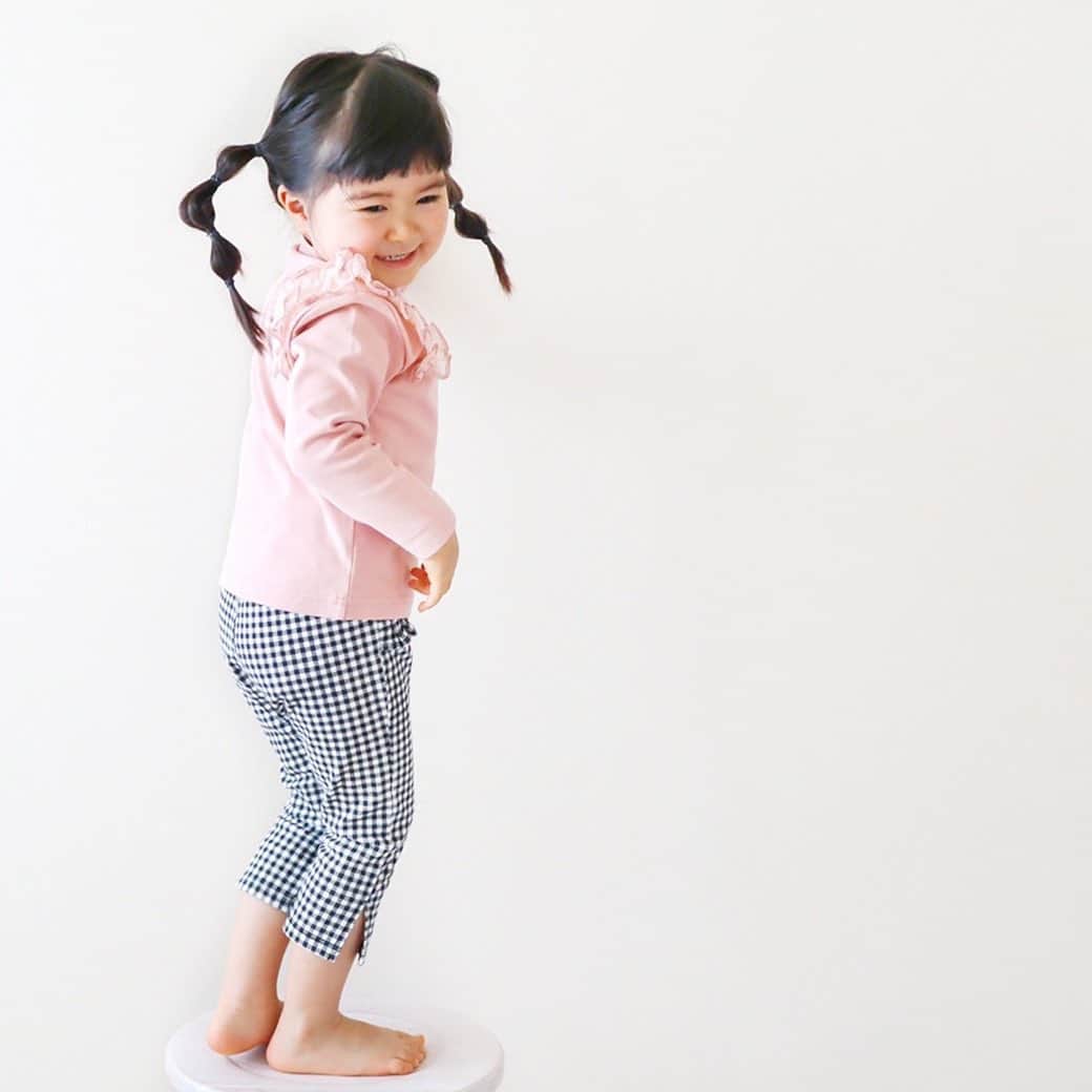 かわいいベビー服・子供服Babychuのインスタグラム：「【どちらも1,500円👛２大ヒット👑プチプラボトムスが再入荷✨】 . ひんやり涼しくて動きやすい👏サブリナパンツ🥳 カラバリ揃えたい❣やわらかデニレギ😽 . どちらも1,500円だから、サイズが売りきれちゃう前に！たくさん買っておきたいね🙋‍♀️ . . 🍀ひんやり♪サイドフリルサブリナパンツ カラー：サックス/ギンガム/ピンク/ブルー/カーキ サイズ：80/90/100/110/120 プライス：1,500円+tax . 🍀やわらかデニレギ カラー：ネイビー/ブルー/ブラック/イエロー/オフホワイト/サーモンピンク/サックス サイズ：80/90/95/100/110/ . . 超おトク！上下SETの「リブロンT＆デニレギ」もチェックしてね💛 . 🎀〈2点セット〉リブロンT＆デニレギSET カラー：アイボリー×サーモンピンク/ラベンダー×サックス/ミント×オフホワイト/グレージュ×ブラック サイズ：80/90/95/100/110/120 プライス：¥3,000+tax . . さぁ、売りきれちゃう前に！ プロフィール欄のURLから、今すぐべびちゅHPへGO . . 🌈今なら❣️べびちゅのキャンペーンいっぱいでおトク♪ . ①春の新作キャンペーン第２弾はいよいよ明日まで🎉 . 会員さま、新作アイテムGETにはクーポン使ってね😚 . 👛５％OFFクーポン 「春の新作キャンペーン」のアイコンがついたアイテムを含む、3,000円（税抜）以上のお買い物で利用可★ . コードの入力は不要🙋‍♀️ 購入時、クーポン選択欄で「会員様限定☆春の新作キャンペーン」のクーポンを選択してね💕 . クーポン期限は、2月28日（日）23:29まで‼️ . 期間中、何度でも利用OK👍 . 春の新作アイテムを💖おトクにGETできるチャンスはコレしかない🙋‍♀️ . 今から会員になってくれる方も大歓迎👏 . ぜひぜひ、キャンペーン中に😚 お買い物を楽しんでね❤️ . . ②ひな祭りSALEスタート🎎🎊 . もうすぐ桃の節句🍑🎎 べびちゅは女の子の節句をお祝いします㊗️ . 特別開催🥳ひな祭りSALE🎉 . SALEには出さないオリジナル新作「肩フリルトップス」🎀 さらに、オリジナルロングセラーの「たっぷりフリルカーディガン」を😉💕 女の子のお祝いとして、特別価格にさせていただきました🤲 . ⏰3月3日（水）23:59まで！ . ママサイズ、男の子服も登場しているので、売りきれちゃう前にSALEへ急いで～🏃‍♀️💨 . プロフィール欄のURLから、べびちゅHPへ🧚‍♀️ 上部バナーからひなまつりSALEへGO💨 . . 紹介アイテム品番：SP-S220011 紹介アイテム品番：ap-l120011 . #デニムパンツ #newarrivals #新作 #春の新作 #べびちゅ #babychu #ig_kidsphoto #ig_babyphoto #かわいい #子供服 #ベビー服 #親バカ部 #女の子 #男の子 #娘 #息子 #赤ちゃん #ベビーコーデ #キッズコーデ #ベビーファッション #キッズファッション #出産祝い #baby #babychujp #stayhome #おうち時間 #べびちゅstylingcollection」