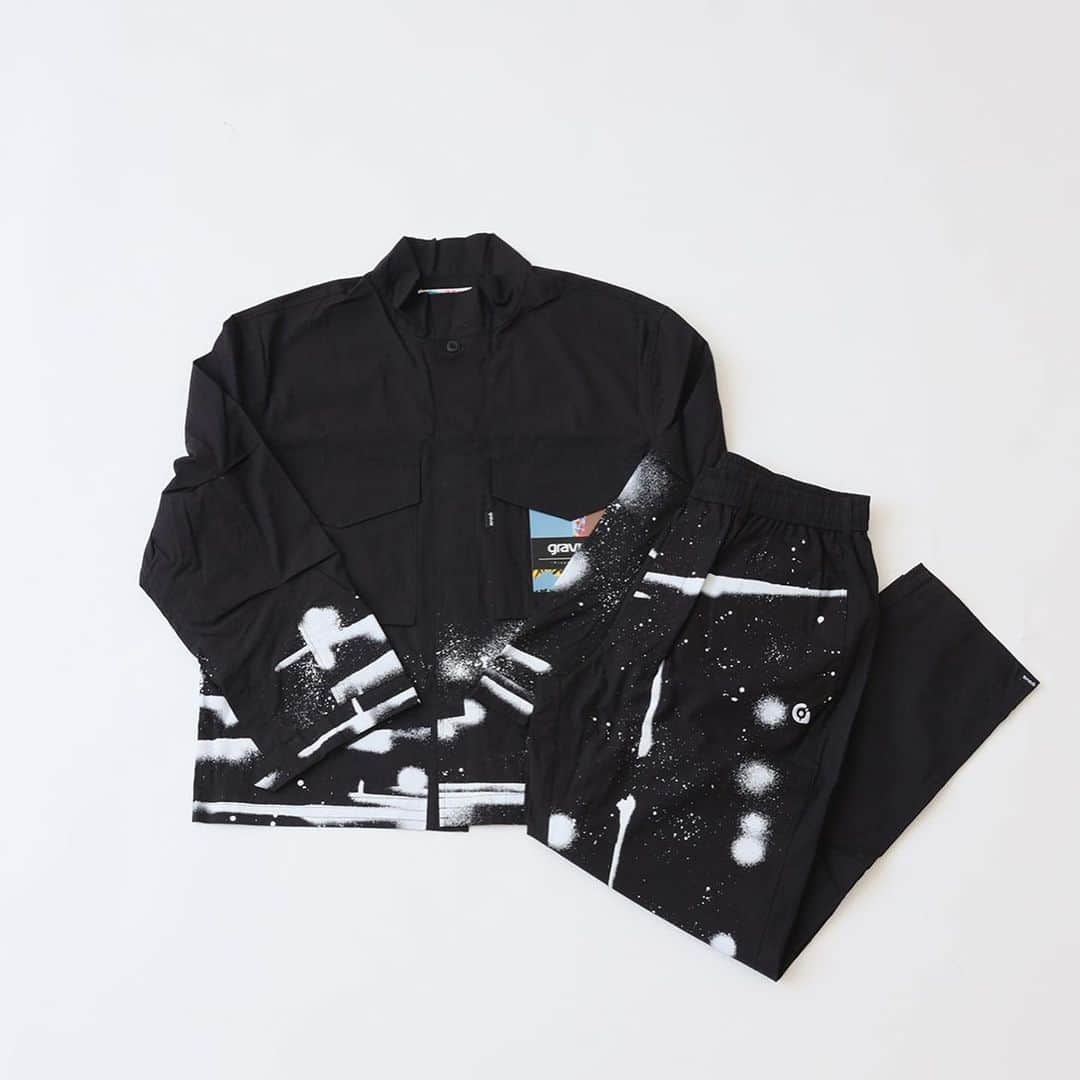 GRAVIS Japanのインスタグラム：「『gravis×Ryuji Kamiyama』 カプセルコレクション  Utillity Shirt/Utillity Pants  2021年新たなクリエイションパートナーとして『Ryuji Kamiyama（神山隆二）』氏を迎え、 新たな『gravis』の世界観を構築 国内外、ジャンルレスな活動を続ける神山氏のアイデンティティを感じさせるポップな世界観、 リアルなストリートアートを十二分に感じられるカプセルコレクションが ジャーナル スタンダードエクスクルーシブで登場！ また、3月下旬の全店販売より一足先にベイクルーズストアーにて 2月27日（土）より先行受注が開始される。この機会に是非！ #gravis」