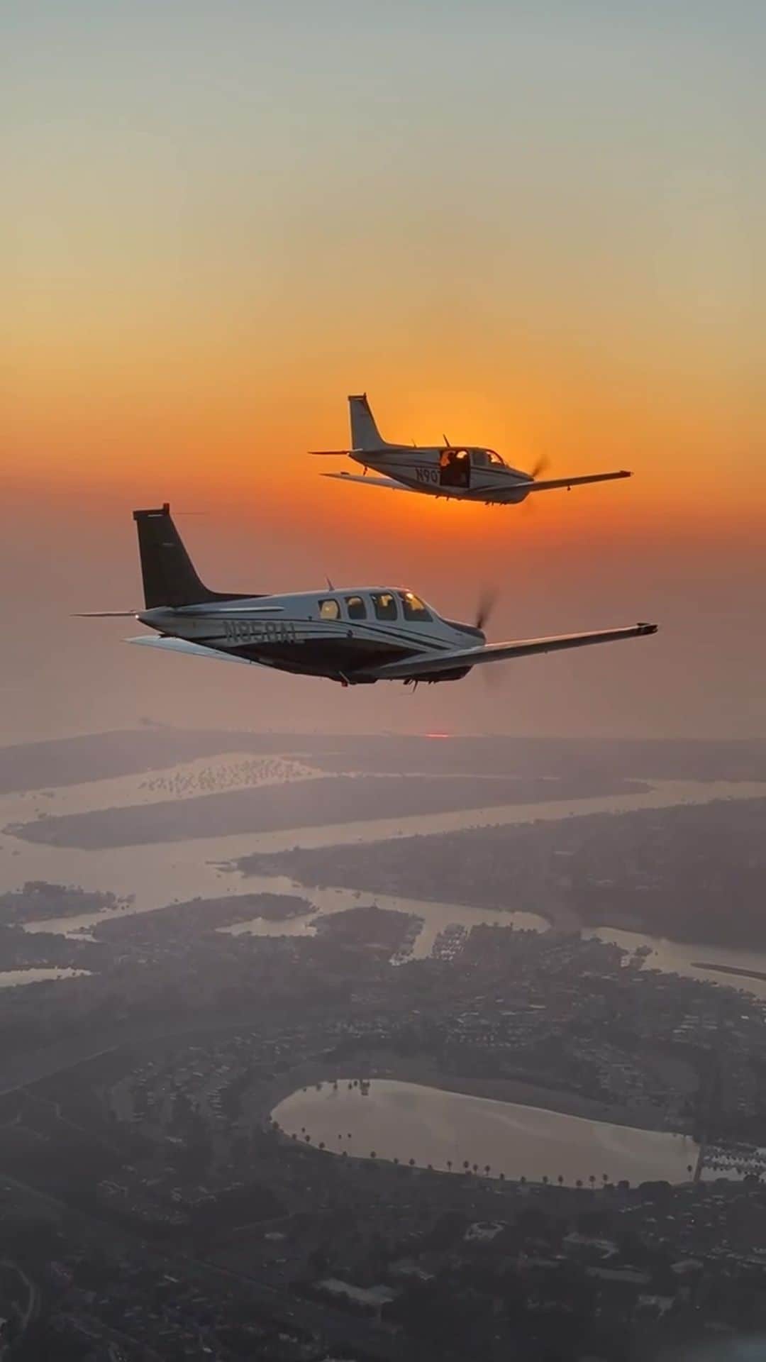 タナー・フォウストのインスタグラム：「Flashback to an epic day of formation training @34tangofoxtrot  _⁠⁠ #34tangofoxtrot #getoutandfly #flightlife #lifeintheair #flightclub」