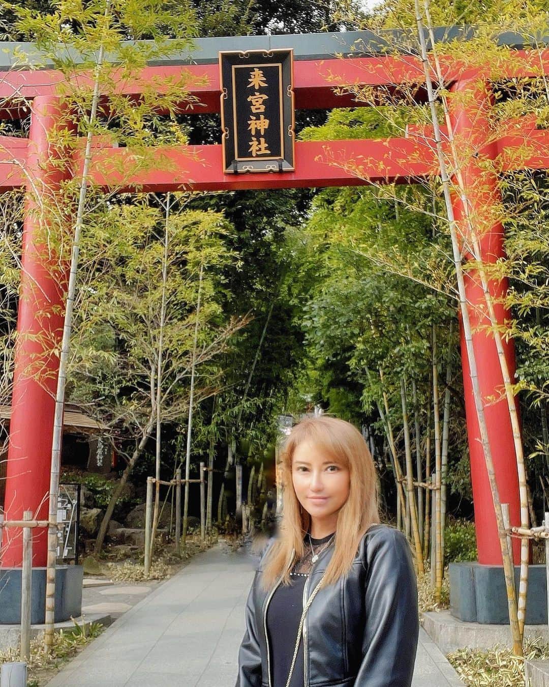 selfieneのインスタグラム：「大好きな#神社 に来たよ 樹齢2,000年以上の#楠の木 に癒された〜😊 年が明けてからおみくじ2回目だけど、#大吉 率100%✨ 昔からクジ運は良いタイプ😆 みんなおみくじよく読んでね❣️ 凄く戒めになる言葉が書いてあるよ👀 #人の話はよく聞こう  #投資女子  #女性起業家  #来宮神社パワースポット  #パワースポット」