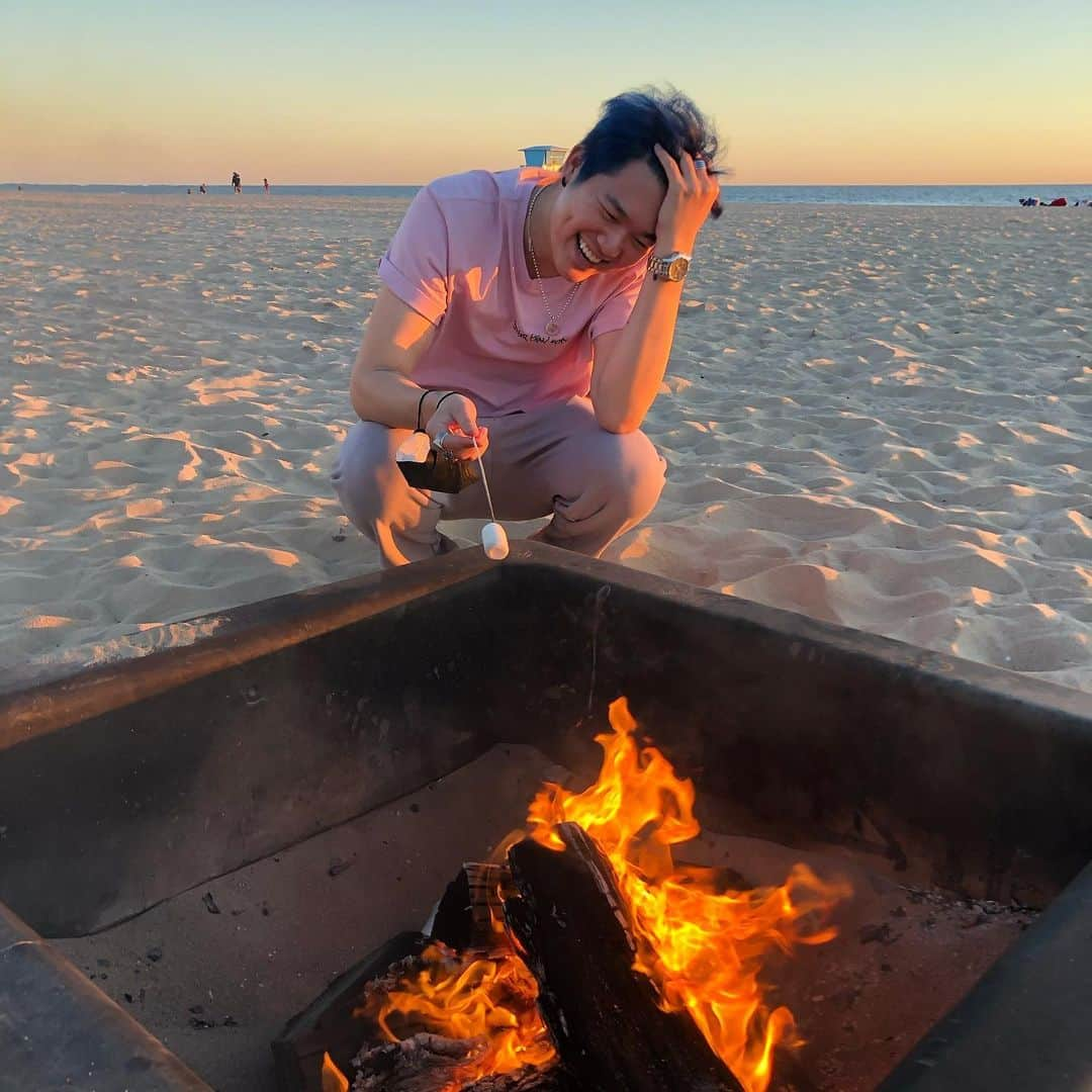 ベンジのインスタグラム：「🔥 beaches are nice but honestly s’mores this day was insane 🍫🍪  📸: @sara.choi   #smores #gimme #more」