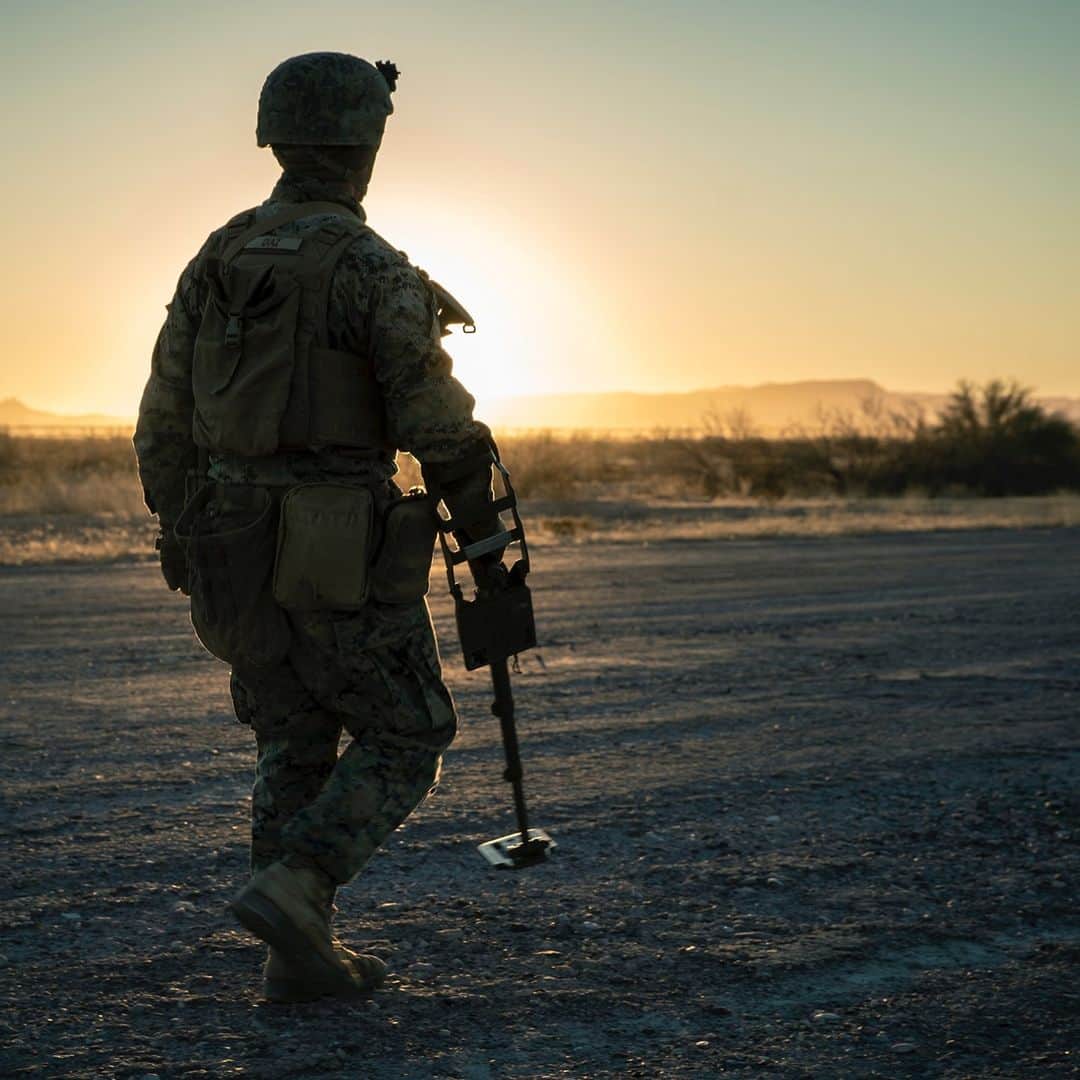 のインスタグラム：「Yuma Dog  A Marine with @pride_of_the_pacific patrols an airfield after a simulated airfield seizure at @mcasyuma.  During the exercise, the MEU operated as a Marine Air-Ground Task Force in an urban environment. (U.S. Marine Corps photo by Sgt. Alexis Flores)   #USMC #Marines #Military #Training」