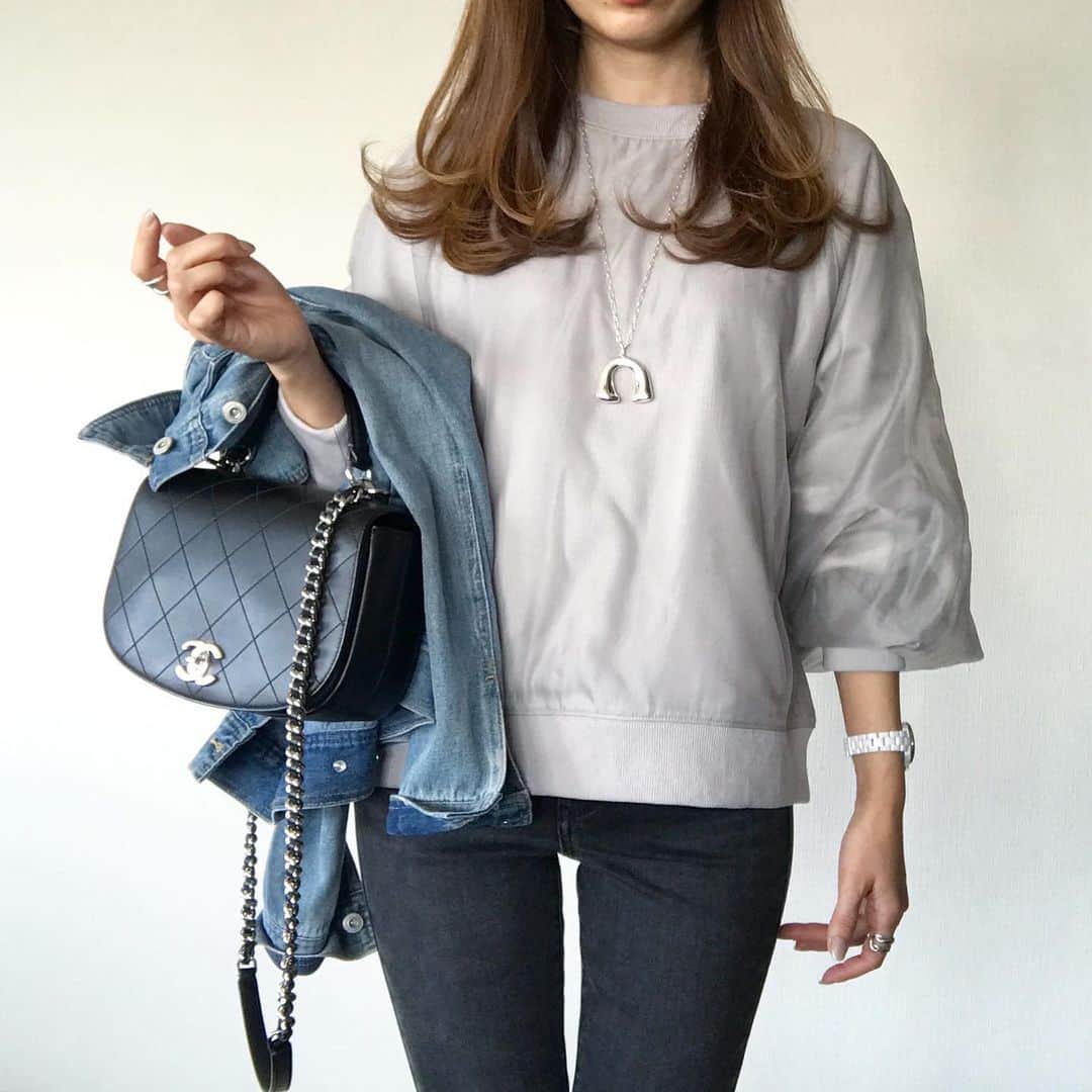 mario_dozonoのインスタグラム：「* 🐘🐃✔️ monotone code…❤︎ * @kuih_store のこのトップス、実はスウェットにオーガンジーがレイヤードされたデザインなんです。可愛い😍 * 着心地はスウェットなのに上品な雰囲気で着れて👍✨ * 春っぽいトップスは着たいけど実際まだまだ寒いから、こういうトップスって今すごく便利だったりする❤︎ * * tops… @kuih_store denim… uniqlo bag… chanel sneakers… converse * * * #outfitoftoday #instafashion #kuih #kuihst #chanelbag #uniqlodenim #uniqloコーデ #converseallstar #クイ #スウェット #スウェットコーデ #スウェットプルオーバー #ゆるコーデ #シャネルバッグ #ゆるふわ巻き #大人女子コーデ #カジュアルコーディネート #大人カジュアルコーデ #ユニデニ #ユニクロコーデ #ユニクロデニム族 #ウルトラストレッチジーンズ #ママコーディネート #30代ファッション #大人シンプルコーデ #デニムコーデ #コンバースコーデ #コンバース女子 #スニーカー女子 #春コーデ」
